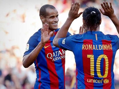 Rivaldo e Ronaldinho em ação pelo Barça Legends.