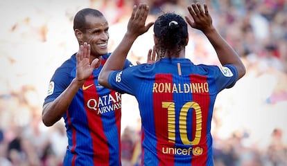 Rivaldo e Ronaldinho em ação pelo Barça Legends.