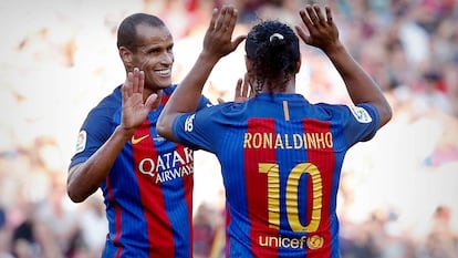 Rivaldo e Ronaldinho em ação pelo Barça Legends.