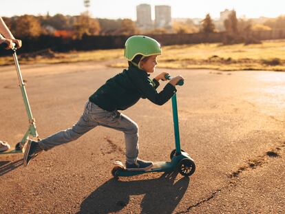 Una gran idea para que los más pequeños desarrollen el equilibrio y la coordinación mientras realizan ejercicio.GETTY IMAGES.