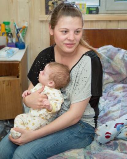 Marina, con su hijo Kolya, de cuatro meses.