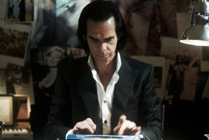 Desentrañar los secretos de la creación. Ese el ambicioso objetivo de este documental que realiza una autopsia artística al cantautor, escritor y guionista Nick Cave a lo largo de 24 horas ficticias en las que el artista comparte su día número 20.000 sobre la Tierra. Sus directores, Ian Forsyth y Jane Pollard, abordan su obra más compleja tras una década dedicados a explorar el documental.