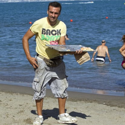 Uno de los vendedores ambulantes de pasteles en la playa de La Misericordia de Mlaga.