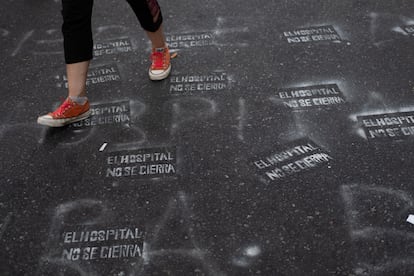 La movilización contra el cierre del Bonaparte ha salido del hospital y ha llegado hasta la Plaza de Mayo, donde se encuentra la sede del Gobierno argentino. Estos grafitis en el suelo de una calle de Buenos Aires defienden la continuidad de la atención en salud mental que hoy brinda el centro a miles de pacientes.