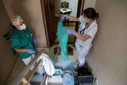 La doctora Kloppe es ayudada por la médica residente Helena Serrano a ponerse traje y guantes al llegar al domicilio de Pedro.