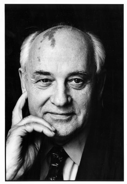 Mijaíl Gorbachov retratado en 1999.
