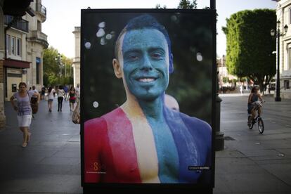 The display is composed of a series of images provided by photographers from previous years’ Gay Pride days. It’s located on Avenida de la Constitución in Seville, close to the City Hall and the cathedral. “If the images bother the PP, they should stop by any Pride Parade in Seville, Madrid or Barcelona. What will be the next step – prohibiting the parades? Condemning those who participate in them?” asks Muñoz. In the image, a photo by Selu Pérez.