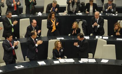 Tras el resultado de la votación, los concejales del PP han aclamado a la nueva alcaldesa. A Ana Botella le han valido los 31 votos del grupo municipal popular para ser la sucesora de Gallardón. Manuel Cobo, videalcalde, se ha deshecho en elogios para Botella durante su discurso.