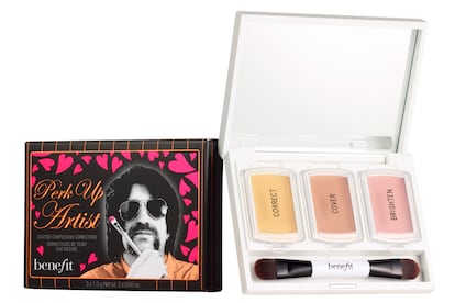 El nuevo kit imprescindible de Benefit se llama The Perk-Up Artist is his name y es una de esas piezas que no pueden faltar en tu rutina diaria. Contiene tres productos para iluminar, unificar y dejar tu rostro con un aspecto fresco y saludable cada día: un corrector para eliminar las rojeces en tono amarillo, un producto para cubrir ojeras e imperfecciones y un iluminador rosado para los ojos. ¿Qué más necesitas? Cuesta 29,90 euros y lo tienes en exclusiva en Sephora y El Corte Inglés.