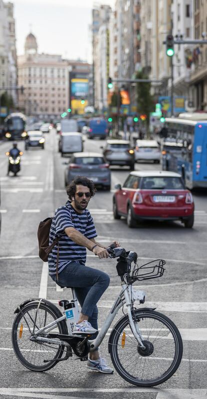 Un ciclista pasea en bici por la Gran Vía, el día en el que se reactiva Madrid Central. 