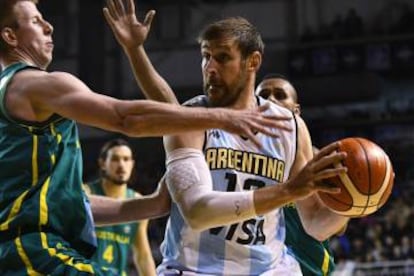 Andr&eacute;s Nocioni controla una pelota ante Australia.