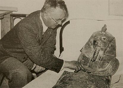 Pierre Montet bromea junto a la momia de Psusenes I, acostada en un lecho de la misión francesa en Tanis.