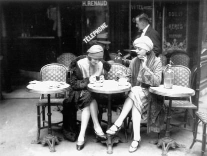 Mujeres en una terraza de café, hacia 1925 (Francia).