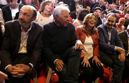 Susana Díaz (segundo por la izquierda), con Alfredo Pérez Rubalcaba, Felipe González y José Luis Rodríguez Zapatero.