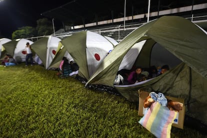 Varias tiendas de camapaña en un refugio temporal para los evacuados de comunidades próximas al volcán en erupción, en Escuintla (Guatemala), el 19 de noviembre de 2018.