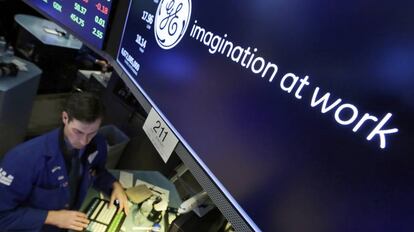 Un agente burs&aacute;til en Wall Street bajo el monitor con la cotizai&oacute;n de General Electric