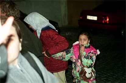 La niña marroquí de 13 años con una de sus hermanas pequeñas en San Lorenzo de El Escorial (Madrid).