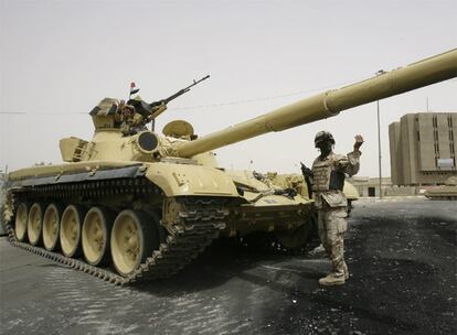 Un tanque de las fuerzas iraquíes patrulla la ciudad de Bagdad.