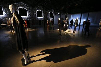 La nave 16 de Matadero Madrid ha sido el escenario de la presentación. Un vídeo en 3D con modelos desfilando provocaba un juego de equívocos entre la realidad y la ficción.
