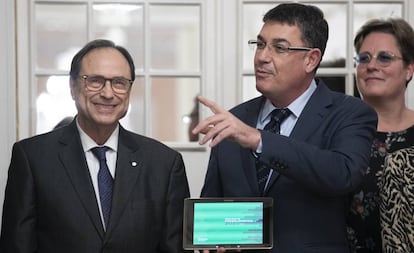 El presidente de las Cortes, Enric Morera (derecha) junto al consejero de Hacienda, Vicent Soler, presentan el proyecto de Ley del los Presupuestos de la Generalitat para el 2020.