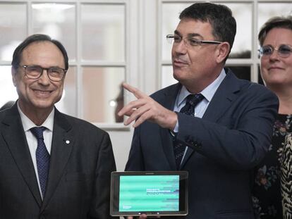 El presidente de las Cortes, Enric Morera (derecha) junto al consejero de Hacienda, Vicent Soler, presentan el proyecto de Ley del los Presupuestos de la Generalitat para el 2020.