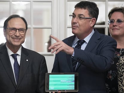 El presidente de las Cortes, Enric Morera (derecha) junto al consejero de Hacienda, Vicent Soler, presentan el proyecto de Ley del los Presupuestos de la Generalitat para el 2020.