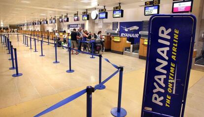 Puestos de facturaci&oacute;n de Ryanair en Girona.