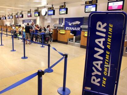 Puestos de facturaci&oacute;n de Ryanair en Girona.