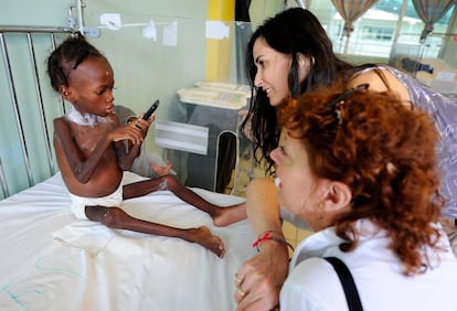 Ella es otra de las actrices que ha aprovechado su popularidad para apoyar fundaciones y caudas benéficas. En la imagen, Demi Moore junto a la también intérprete Susan Sarandon durante su visita al pabellón pediátrico del hospital San Damián, en Puerto Príncipe (Haití), en 2010.