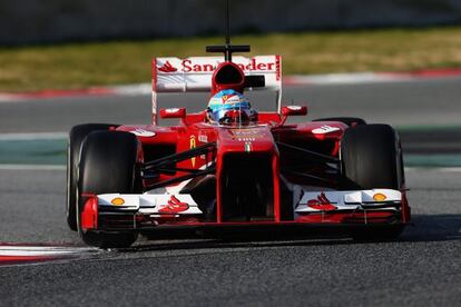 Alonso rueda con su Ferrari en Montmeló.