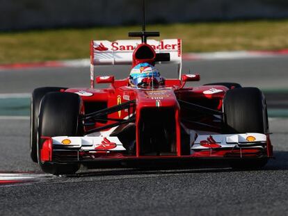 Alonso rueda con su Ferrari en Montmeló.