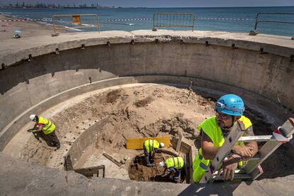 Un grupo de arqueólogos, en el hueco donde estaba la plataforma móvil con los cañones del búnker de El Saler, en Valencia.