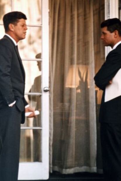 John F. Kennedy junto a su hermano Robert en la Casa Blanca en 1963.