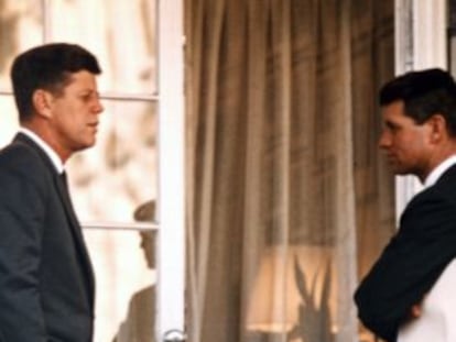 John F. Kennedy junto a su hermano Robert en la Casa Blanca en 1963.