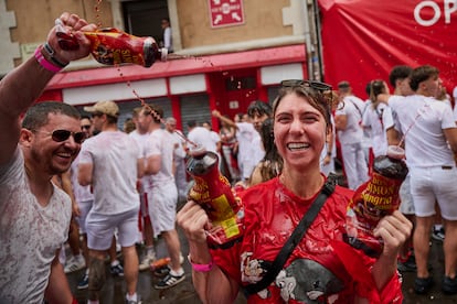 Diversi giovani si divertono nella piazza del Municipio di Pamplona pochi istanti prima del lancio del razzo di domenica.