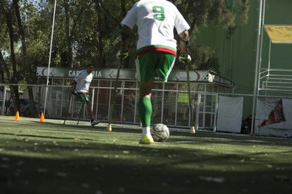 Jaime Mejía le cede el balón a Bonilla para que remate de fuera del área