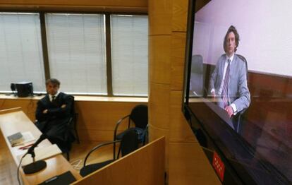 Hamilton comparece por videoconferencia en el juicio.