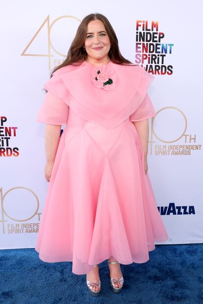 Aidy Bryant fue la encargada de conducir la gala. Para ello, lo apost todo al color con un vestido rosa de organza con una flor en el escote de la firma britnica Naya Rea.