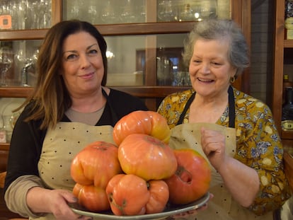 Pepa y Ramona con un plato de tomates que sirven aliñados
