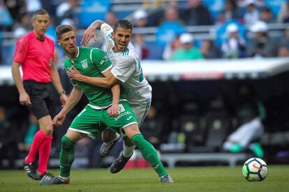 Dani Ceballos, disputa un balón con el centrocampista del Leganés, Rubén Pérez.