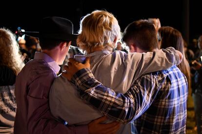 Vecinos se abrazan durante la vigilia en memoria de las víctimas del tiroteo en Sutherland Springs, Texas.