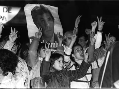 Simpatizantes del PSOE se manifiestan en el exterior del hotel Palace de Madrid, tras conocerse la victoria socialista el 28 de octubre de 1982.