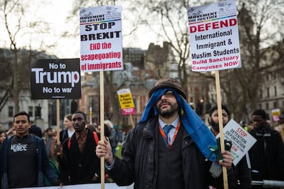 Manifestantes levantan parcartas contra el Brexit y Donald Trump frente al parlamento de Londres. 