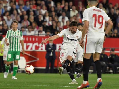 Vázquez hace el tercer gol del Sevilla.