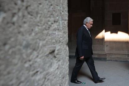 El presidente de México camina en el Palacio Nacional el 5 de mayo de 2021.