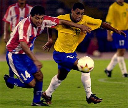 Denilson intenta controlar un balón en un momento del partido entre Brasil y Paraguay.
