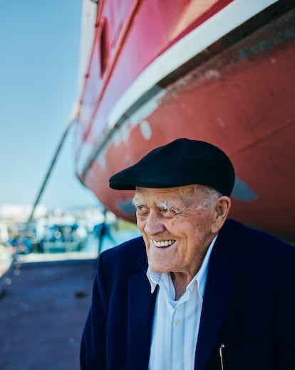 Manuel González Rúa, de 100 años, en el puerto de Bueu (Pontevedra).