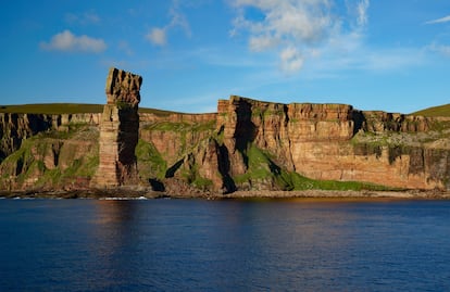 Vista de Old Man of Hoy, im 'stack' en la costa de la escocesa isla de Hoy, en las Orcadas.