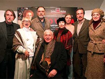 De izquierda a derecha, Abel Vitón, Berta Riaza, Paco Casares, Ana María Ventura, Nuria Gallardo, Fidel Almansa y Mélida Molina, de pie tras el director Miguel Narros, sentado.