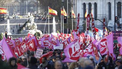 La manifestaci&oacute;n convocada hoy por CC OO y UGT en Madrid para recuperar los derechos perdidos y presionar al Gobierno.